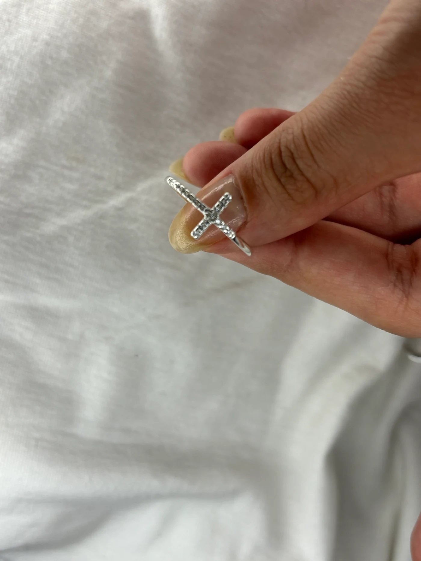 Anel Crucifixo Micro Cravejado em foto real da Fio de Prata