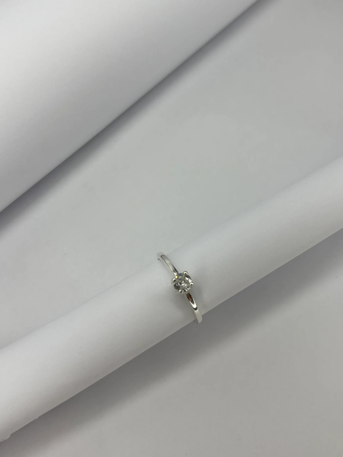 Anel Solitário Cano Curto 4 Garras em foto real da Fio de Prata